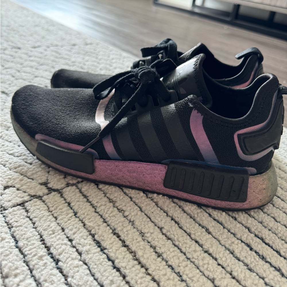 adidas NMD R1
Goodbye Gravity Black
